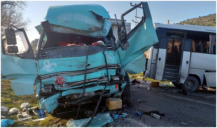 İzmir'de feci kaza! 4 Ölü 8 yaralı