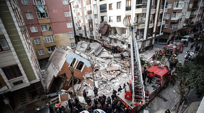 İstanbul'da 7 katlı bir bina çöktü!