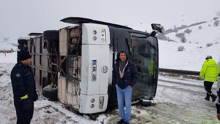 Bursaspor taraftarını taşıyan otobüs Erzurum'da devrildi: 2 yaralı