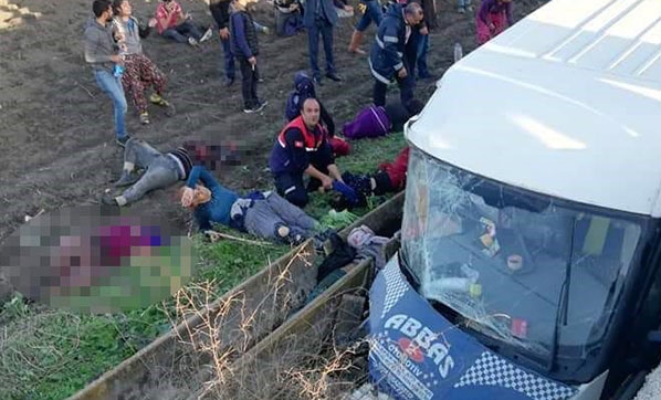 Adana'da minibüs şarampole uçtu! 3 Ölü, 14 yaralı