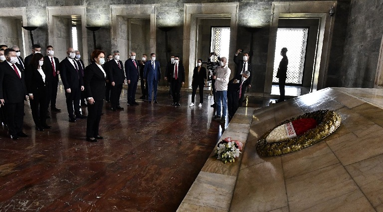 Meral Akşener’den Anıtkabir ziyareti