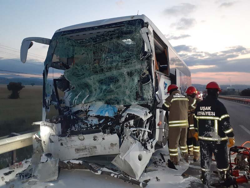 Uşak'da otobüs kazası! 2 Ölü, 18 yaralı