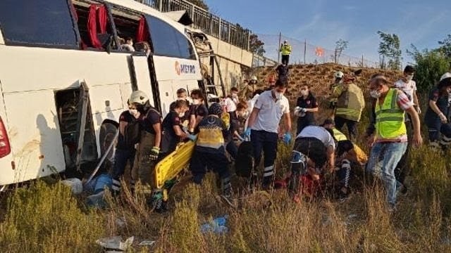 İstanbul'da yolcu otobüsü üst geçidin duvarına çarptı