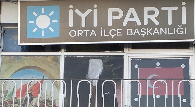 İYİ Parti Çankırı/Orta İlçe Başkanlığı binasındaki Atatürk posterine çirkin  saldırı!