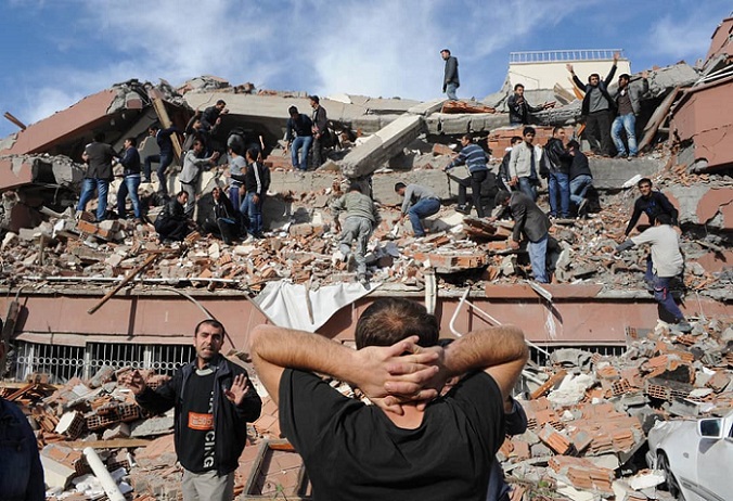 İzmir depreminde 12 kişi hayatını kaybetti, 419 yaralı var