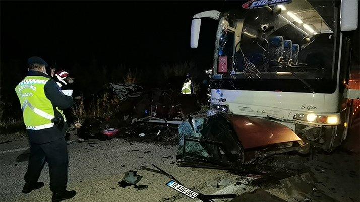 Bursa'da feci kaza! Otomobil ikiye bölündü, iki ölü