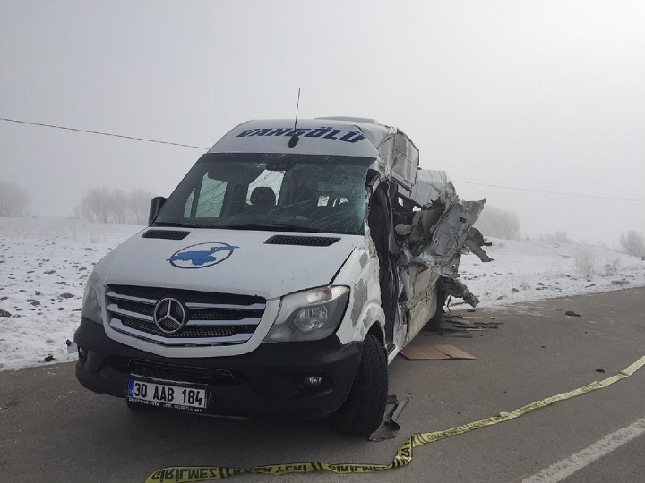 Hakkari-Yüksekova kara yolunda kaza: 4 Ölü, 5 yaralı