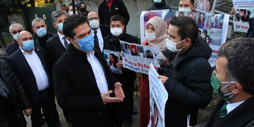 İYİ Parti İstanbul İl Başkanı, Çin Konsolosluğu önünde 8 gündür nöbet tutan Uygur Türklerini ziyaret etti.