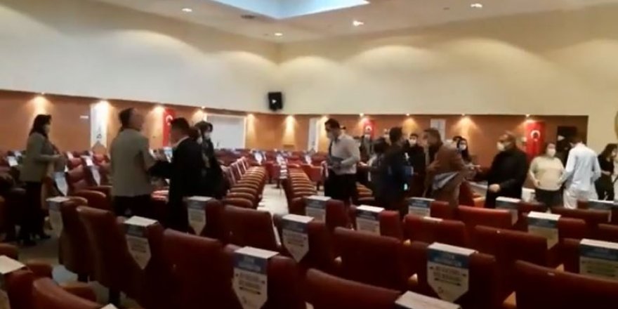 İzmit Belediyesi toplantısında AKP'liler birbirine girdi