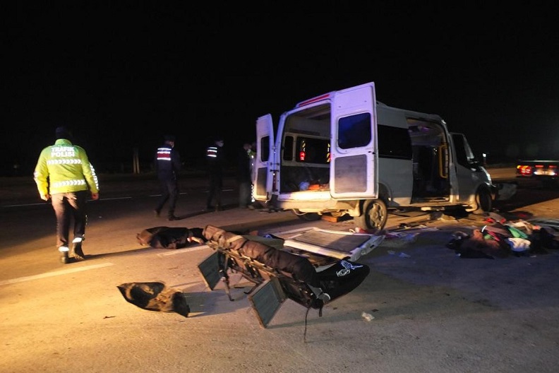 Bandırma'da işçi taşıyan minibüs TIR’a çarptı: 3 Ölü, 9 yaralı