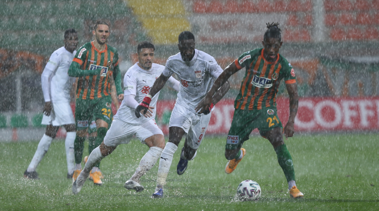 A. Alanyaspor - DG Sivasspor maçı yoğun yağış nedeniyle ertelendi