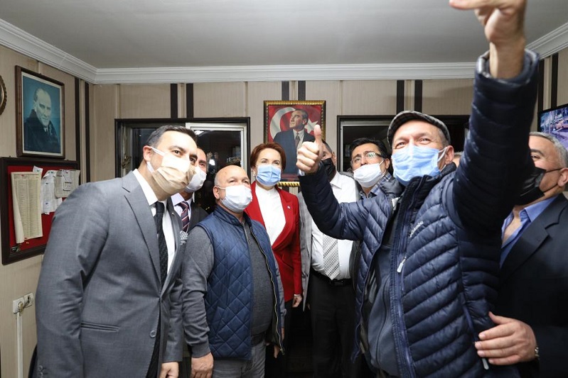 İYİ Parti Genel Başkanı Akşener'den taksi durağı ziyareti