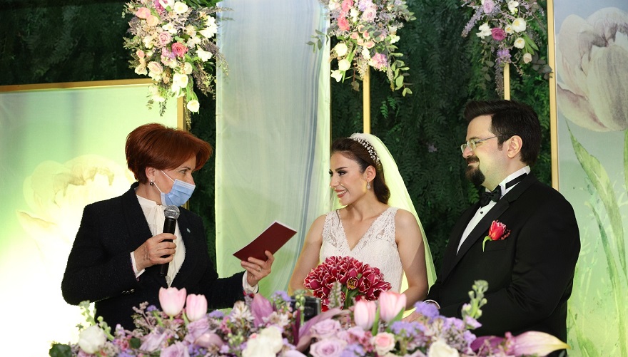 Meral Akşener, Ensarioğlu çiftine nikah şahitliği yaptı