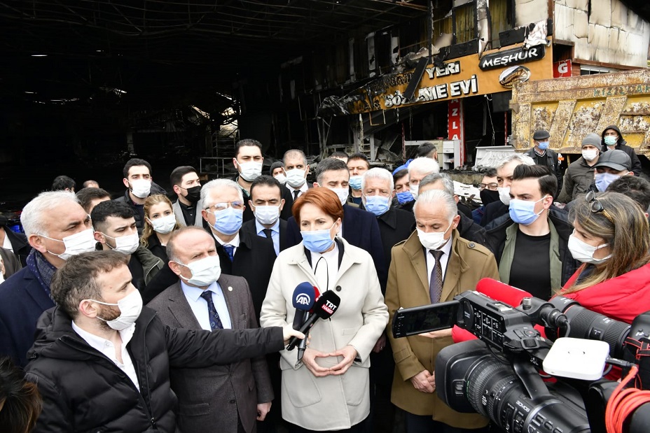 Akşener, Kızılcahamam'da yangından mağdur olan esnafa ziyaret