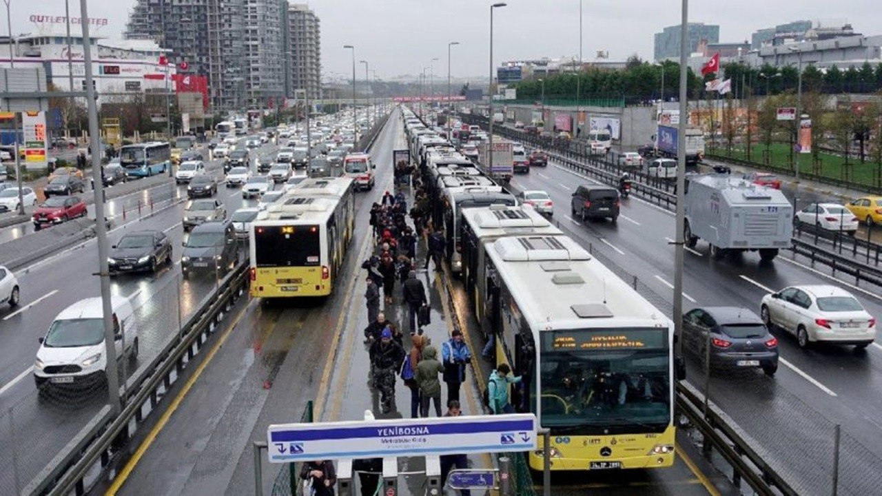 Avcılar'da bir metrobüs rehin alındı