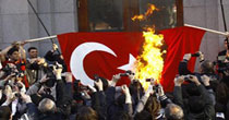 Türk bayrağını yakma iddiası!