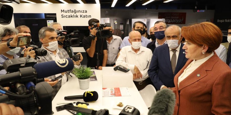 Akşener, Malatya'da esnaf ziyareti sırasında gazetecilerin sorularını cevaplandırdı.