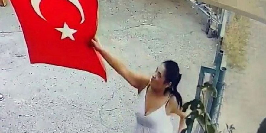 Türk Bayrağını çöpe attı