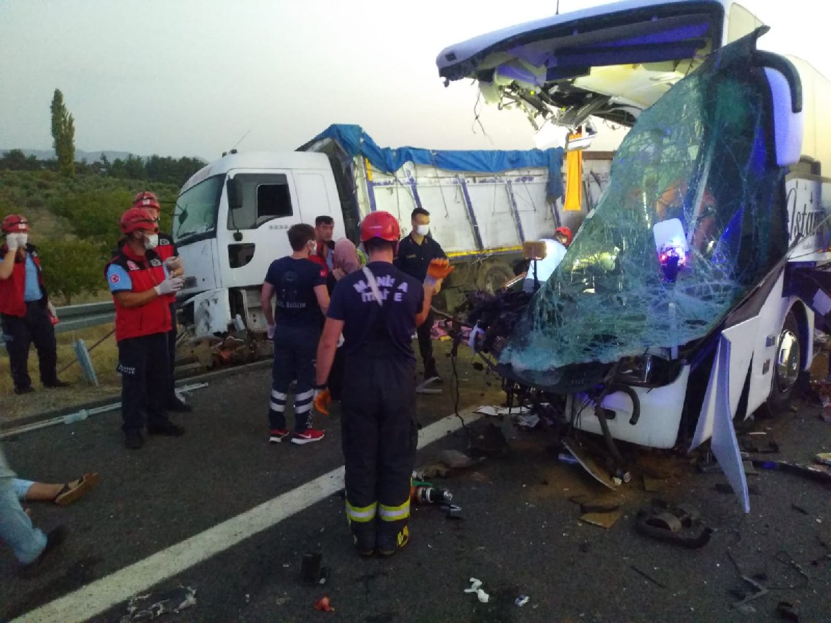 Manisa'nın Soma ilçesinde TIR otobüsle çarpıştı: 6 kişi öldü, 37 kişi yaralandı