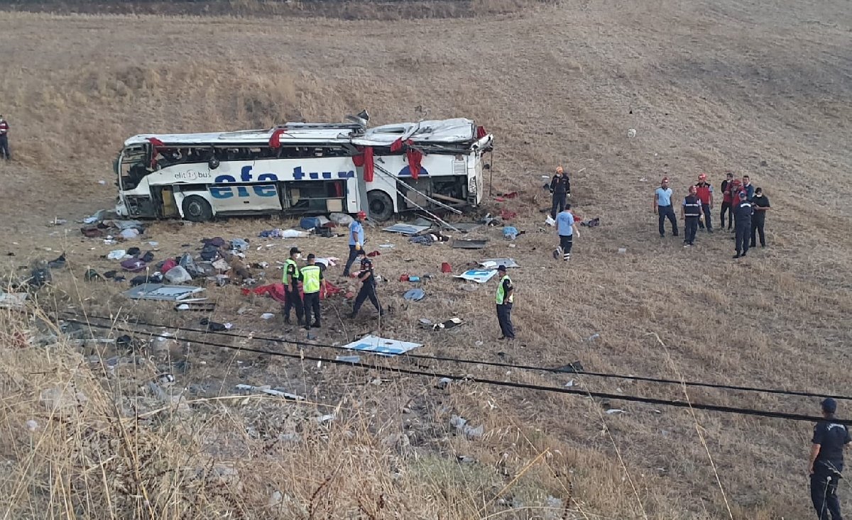 Balıkesir’de otobüs yoldan çıkarak takla attı! 15 kişi hayatını kaybetti