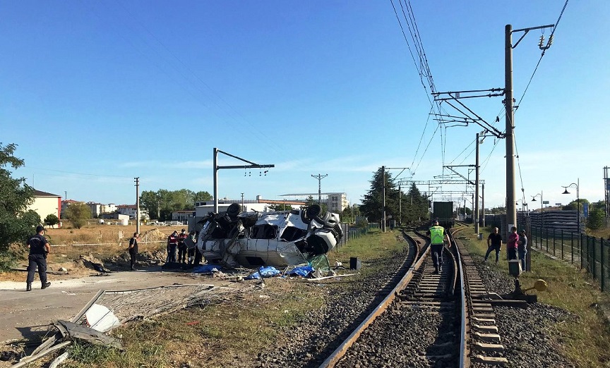 Tekirdağ’da feci kaza… Yük treni minibüse çarptı: 6 ölü