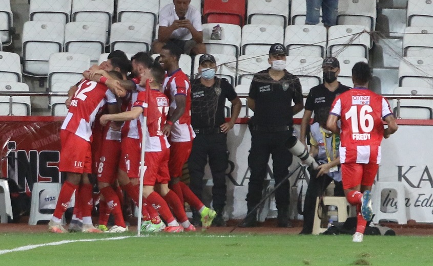Beşiktaş, deplasmanda Antalyaspor'u 3-2 yendi