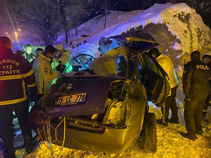 Burdur'da otomobil duvara çarptı: 4 genç yaşamını yitirdi