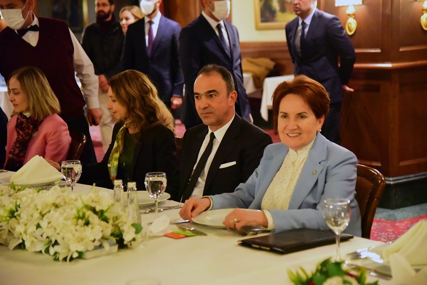 Akşener, doktorlarla akşam yemeğinde bir araya geldi