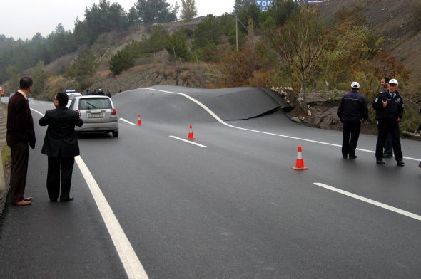 Heyelan, asfaltı 1,5 metre yükseltti