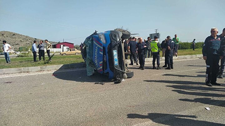 Adana'da otomobille çarpışan jandarma minibüsünde 2 asker şehit oldu