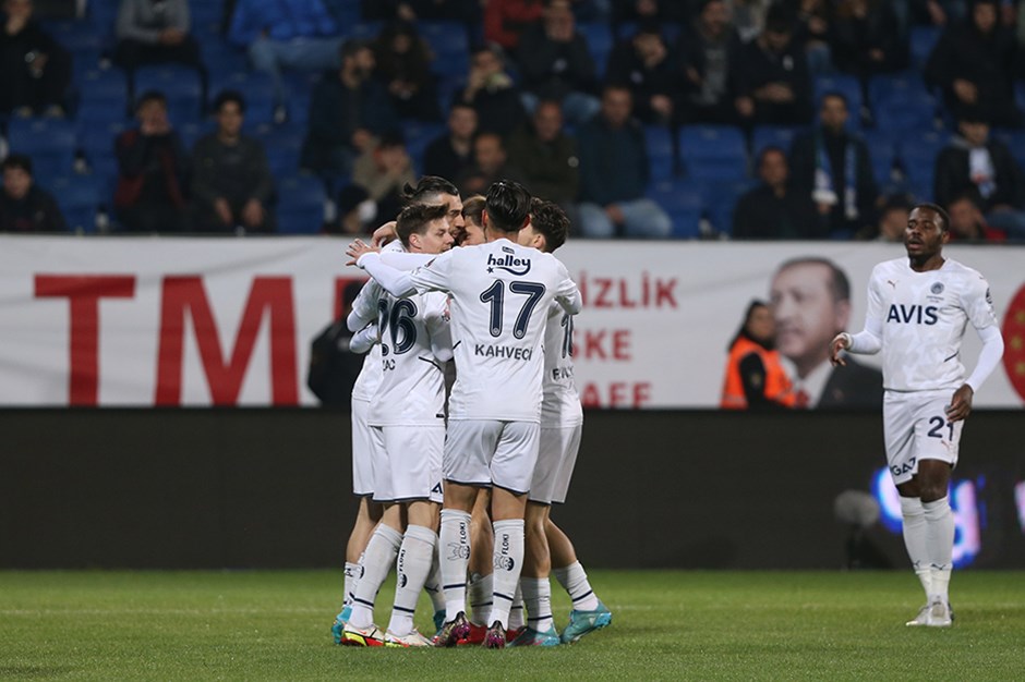 Fenerbahçe Çaykur Rizespor deplasmanında gol oldu yağdı