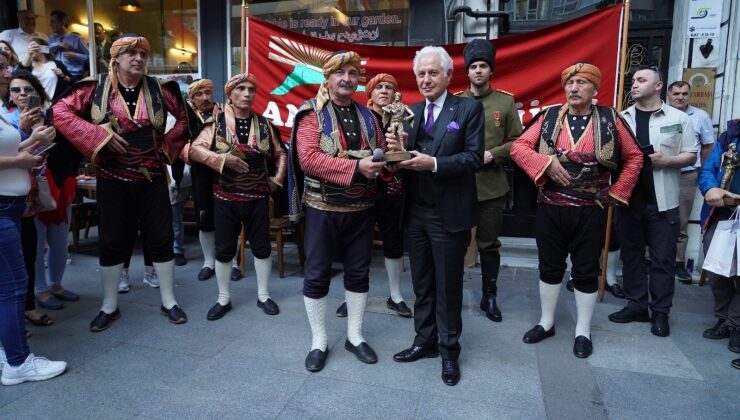 Atatürk’ü Anadolu’ya uğurlayanlar ile Ankara’da coşkuyla karşılayanlar Şişli'de buluştu