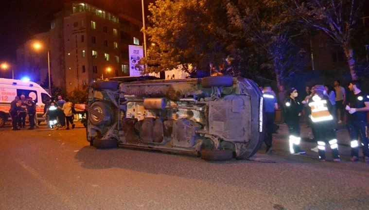 Çorlu'da İYİ Partilileri taşıyan minibüs devrildi: 1 yaralı