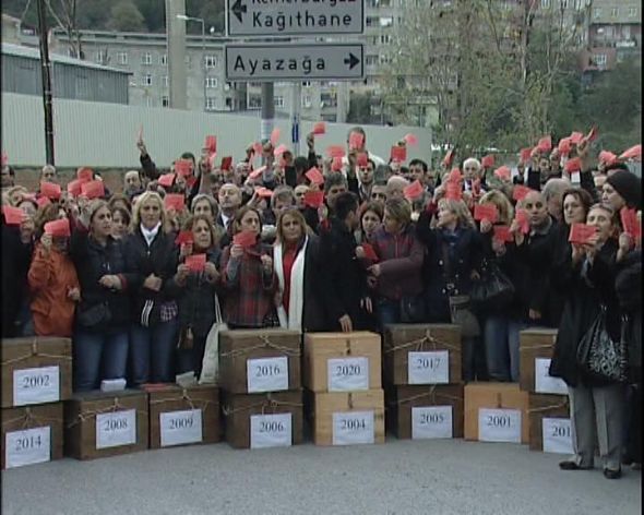 Referandum sandıklarıyla yol kapattılar