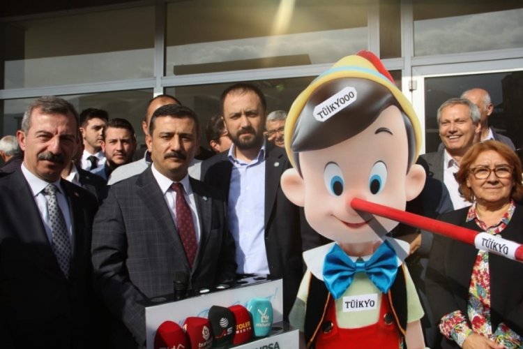 İYİ Partililer'den TÜİK’in kapısında Pinokyolu eylem