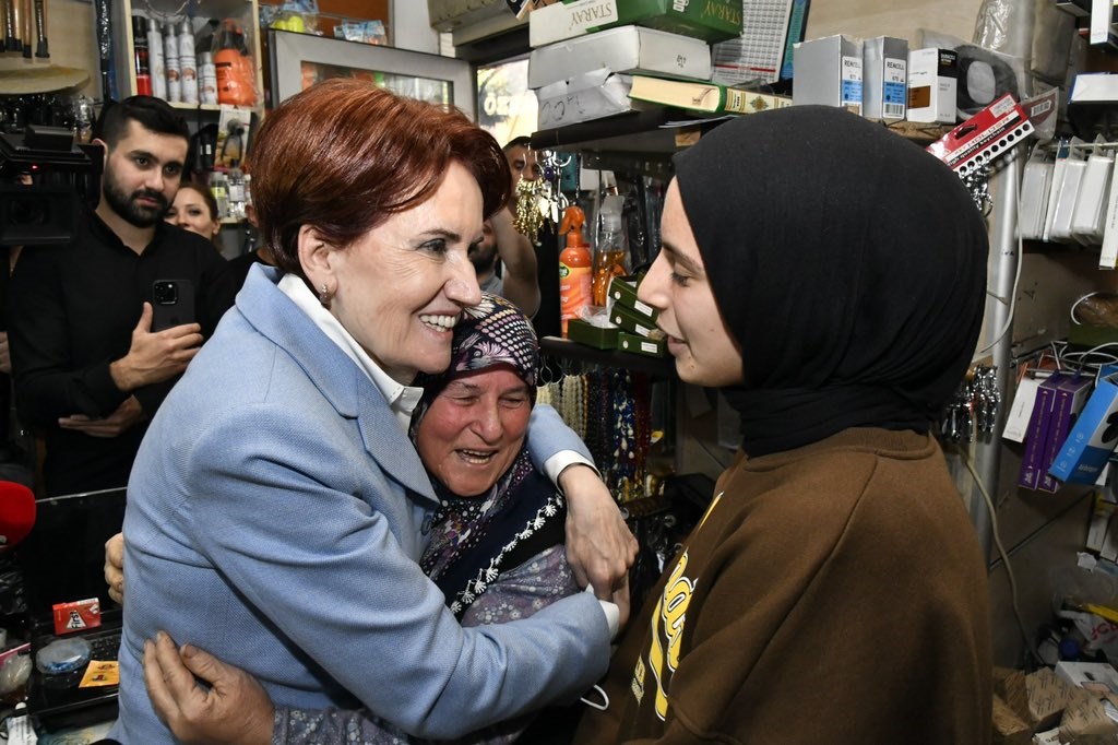 Akşener Adana'da esnafın derdini dinledi