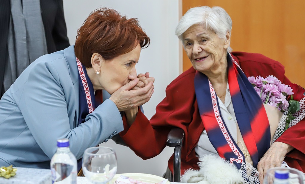 Meral Akşener’den huzurevindeki ortaokul öğretmenine ziyaret