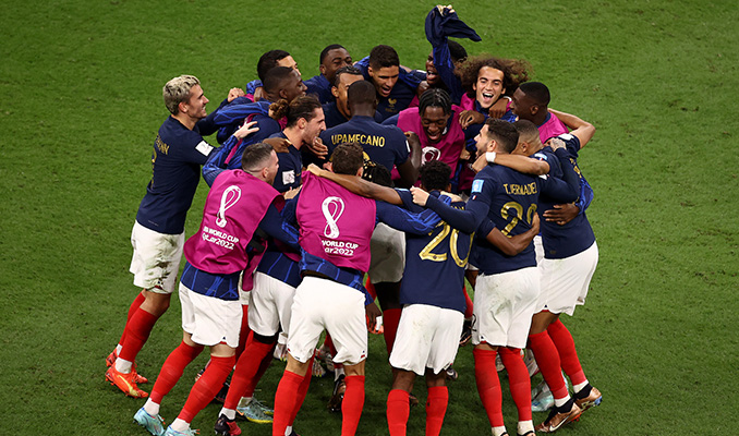 Fransa, İngiltere'yi 2-1'le geçerek Fas'ın rakibi oldu