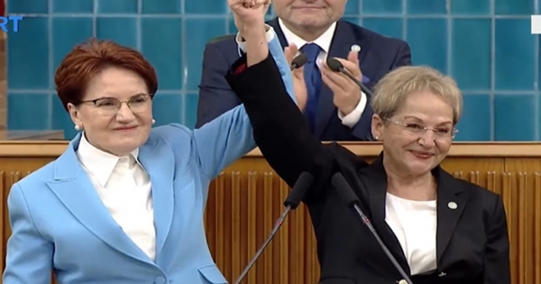 Meral Akşener, Melda Bayer'e rozetini taktı