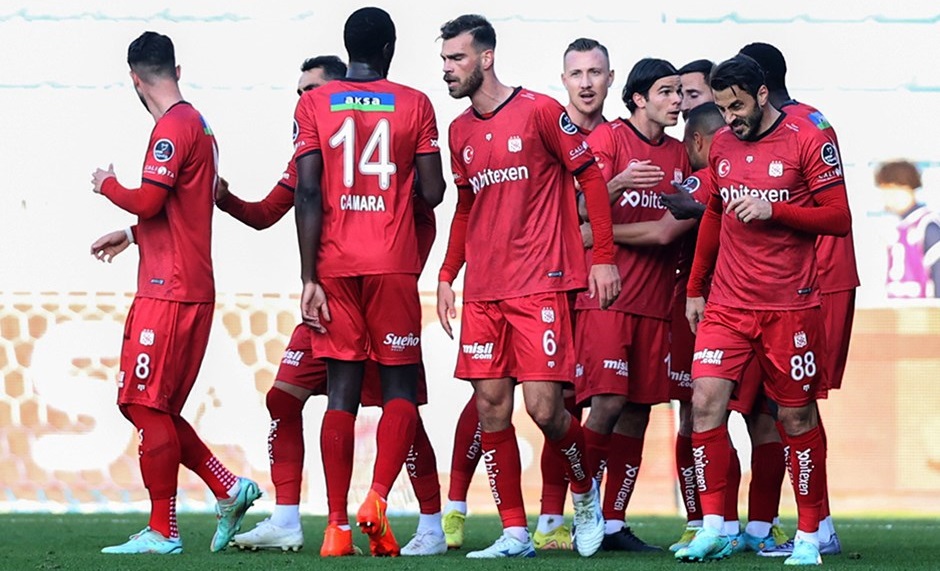 Demir Grup Sivasspor deplasmanda Kasımpaşa'yı 2-1 yendi