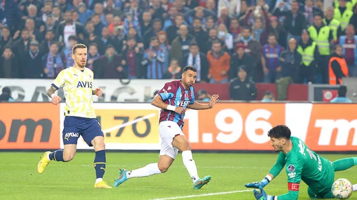 Trabzonspor lider Fenerbahçe'yi 2-0'la geçti