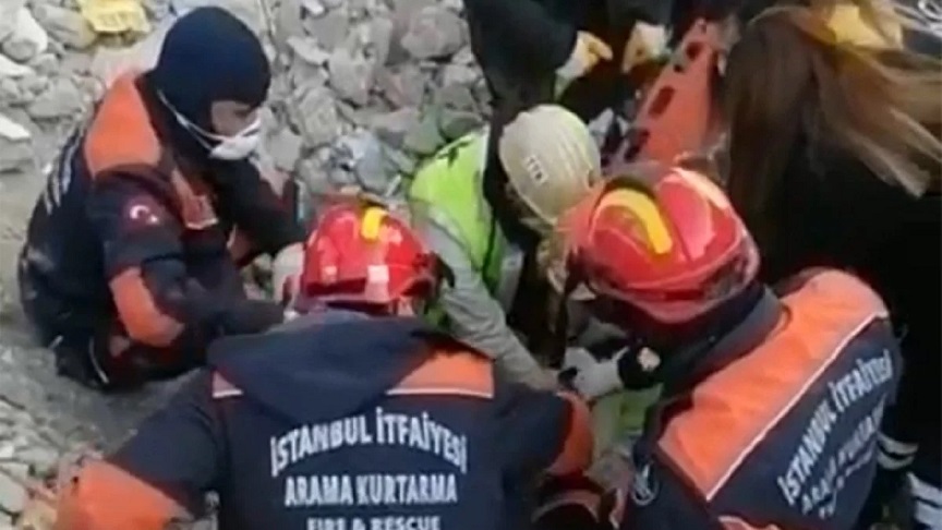 13 yaşındaki Mustafa 228 saat sonra enkaz altından sağ çıkarıldı