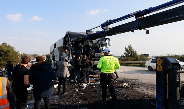 Depremzede öğrencileri taşıyan otobüs, kamyona çarptı: 2 ölü, 6 yaralı