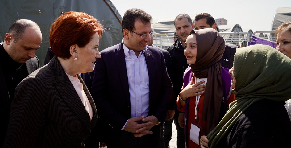 Depremzededen Akşener’e: Dışarıda yatıyoruz, çadırımız yok