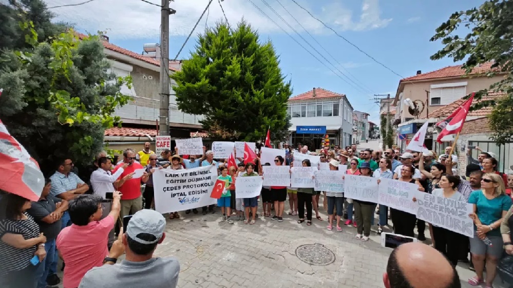 İzmir'deki okullarda din görevlileri görevlendirilmesine veli derneklerinden tepki