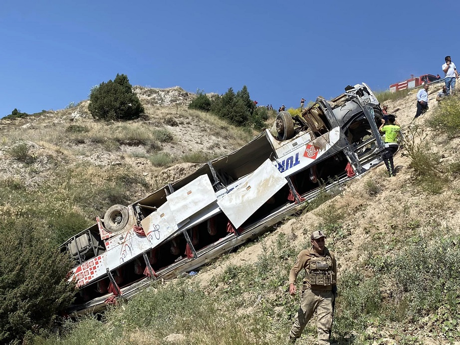 Kars'ta yolcu otobüsü şarampole devrildi: 7 ölü, 22 yaralı