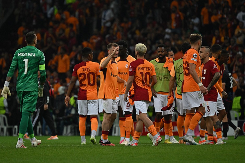 Galatasaray Manchester United’ı deplasmanda devirdi