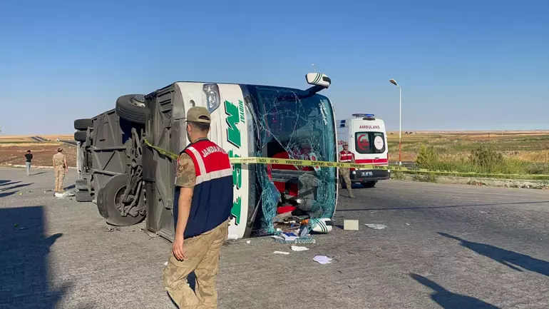 Şanlıurfa'da yolcu otobüsü devrildi: 2 ölü, 25 yaralı