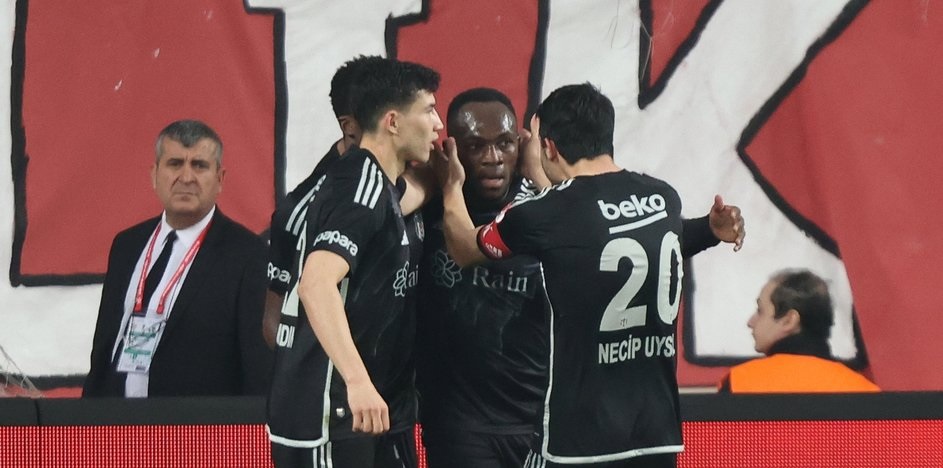 Beşiktaş Antalya'da Jackson Muleka ile turladı