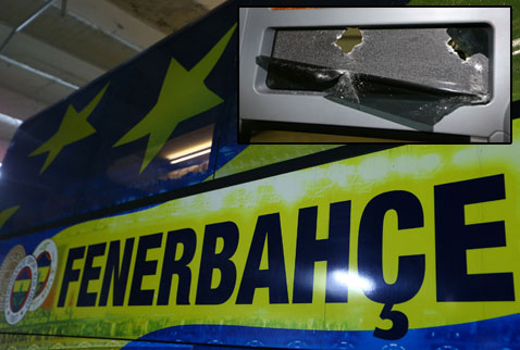 Fenerbahçenin takım otobüsüne taşlı saldırı